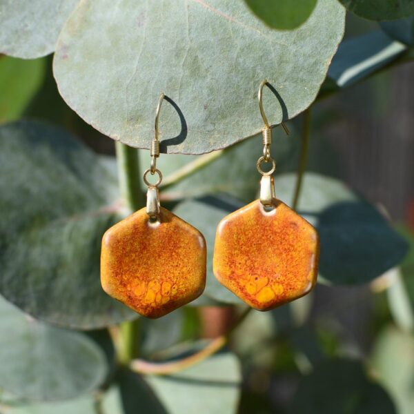Boucles d'oreilles céramique hexagonales orange